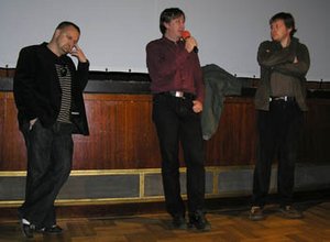 Režisér Radim Procházka (vpravo) v diskusii po premietaní filmu v Jihlave (vľavo filozof č.1)