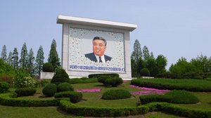 Jeden z portrétov Kim Čong-ila (foto z web stránky filmu)