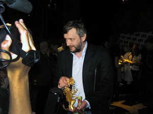 Sergej Loznitsa s trofejou, Zlatým drakom, za najlepší krátkometrážny film