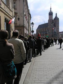 V ulici Krakova v sobotu, čakajúc na vstupenku