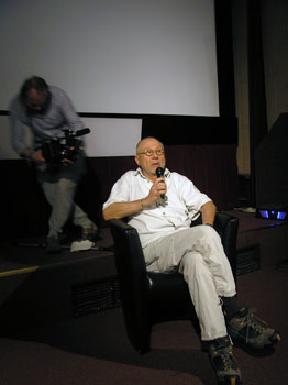 Režisér v diskusii o svojich filmoch po projekcii v retrospektíve