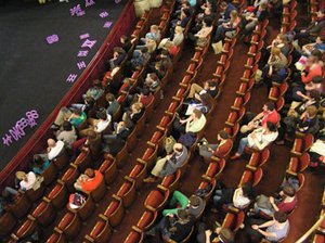 Publikum na premietaní v mestskom divadle