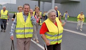 Veselá exkurzia bývalých vlastníkov polí v automobilke (foto z www.dokument-festival.cz)