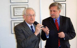 Andrzej Wajda (vľavo) na vernisáži v Bratislave (foto Jozef Hardoš)