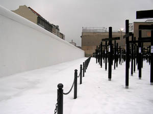 Kúsok berlínskeho múru - na pamiatku. A pamiatka obetí...