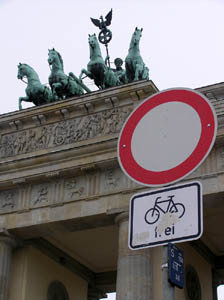 Pod Brandenburskou bránou možno dnes prejsť aj na bicykli